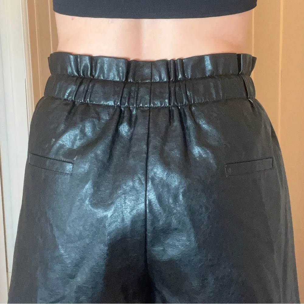 Oversized High Waist Loose Fit Faux Leather Shorts Size 10 - Picture 9 of 17